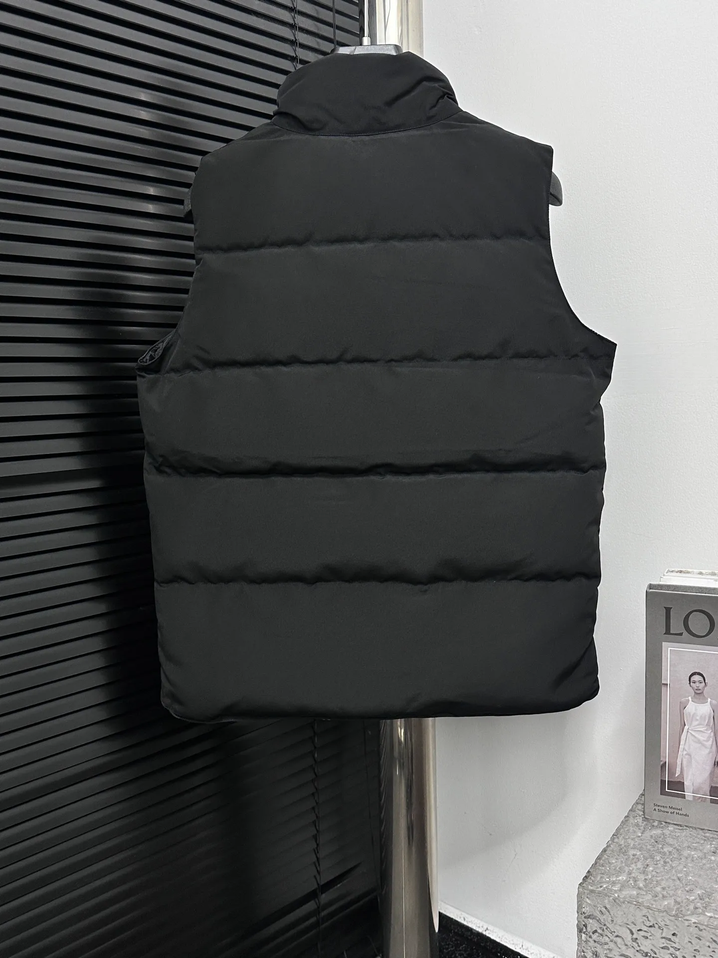 P360 [Canada Goose] Canada Goose #Freestyle Crew 4154M Men’s and Women’s Vest Down# ➖ Imported Behringer embroidery machine with customized 10,000-needle embroidery logo! ➖ Imported 21-count polyester-cotton blended original fabric, using Feather-Light 10D waterproof coating fabric, made of 84.5% polyester fiber and 15.5% cotton, 100% the best feel in the entire network! ➖ The genuine official website uses the national standard 80 white duck down, and will never be misled by false claims such as 90 down or goose down! ➖ 100% nylon nylon lining with double double-layer sealing design to prevent velvet from running away. Top-grade polar fleece is used in the collar and pockets to keep warm and comfortable! ➖ Yoshida YKK provides original custom-made electroplated sliders. YKK two-way lockable zippers are tight and smooth and will not peel off paint! ➖ 3M composite original Velcro is durable, and all accessories and hardware are disassembled and customized! ⛔No slander, no exaggeration, no need for too much copywriting, because it is focused, it is professional!  SIZE: XS S M L XL XXL